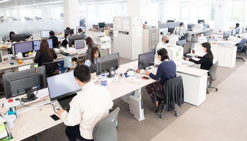 総務・人事・経理・情報管理・特許の仕事風景